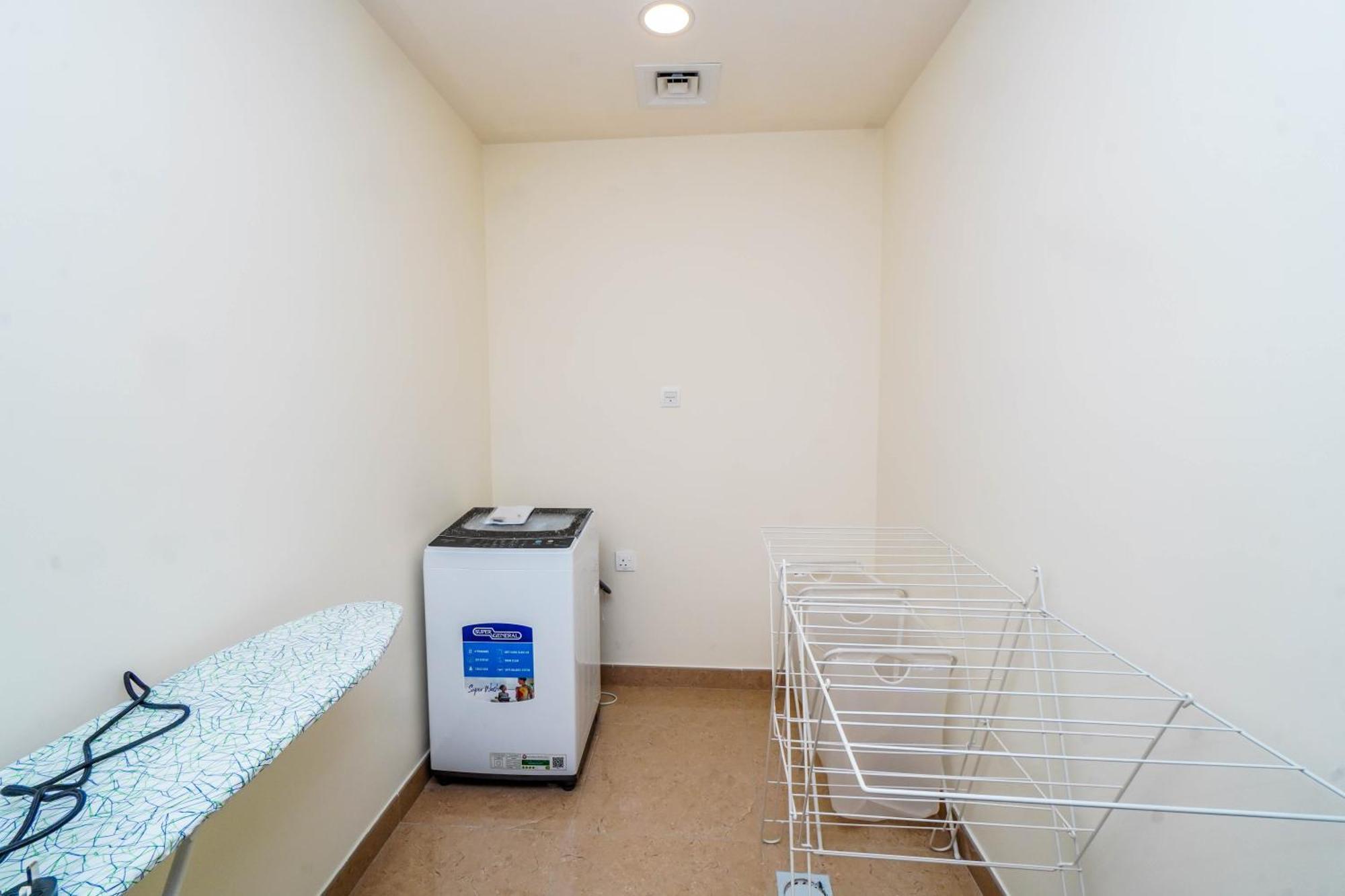 Apartment 1 Bedroom Apt, Miracle Garden With Rooftop Pool, King Bed, Gym,100mbps Dubai