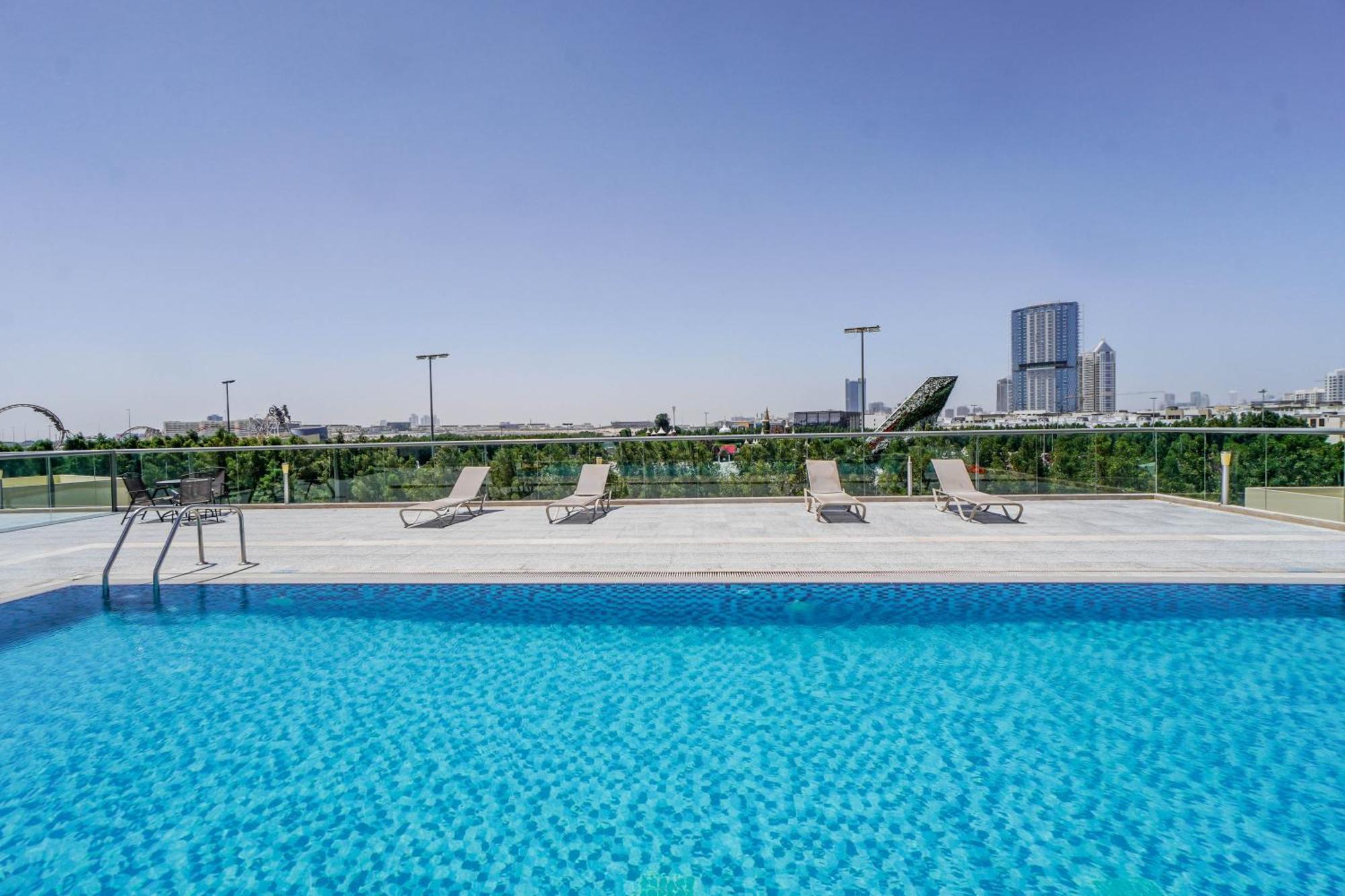 1 Bedroom Apt, Miracle Garden With Rooftop Pool, King Bed, Gym,100mbps Dubai