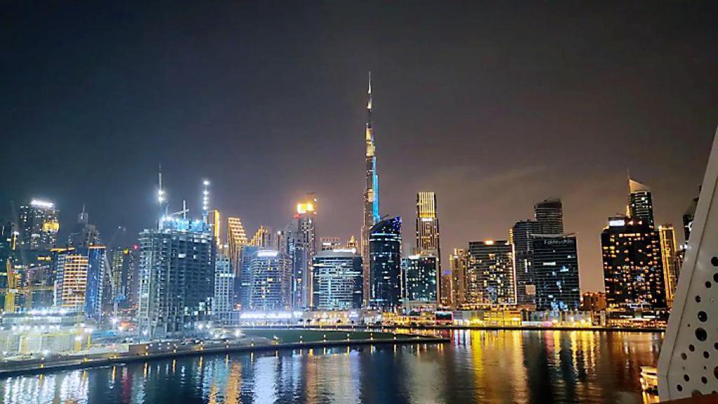 Luxury Oasis: Burj Khalifa Views