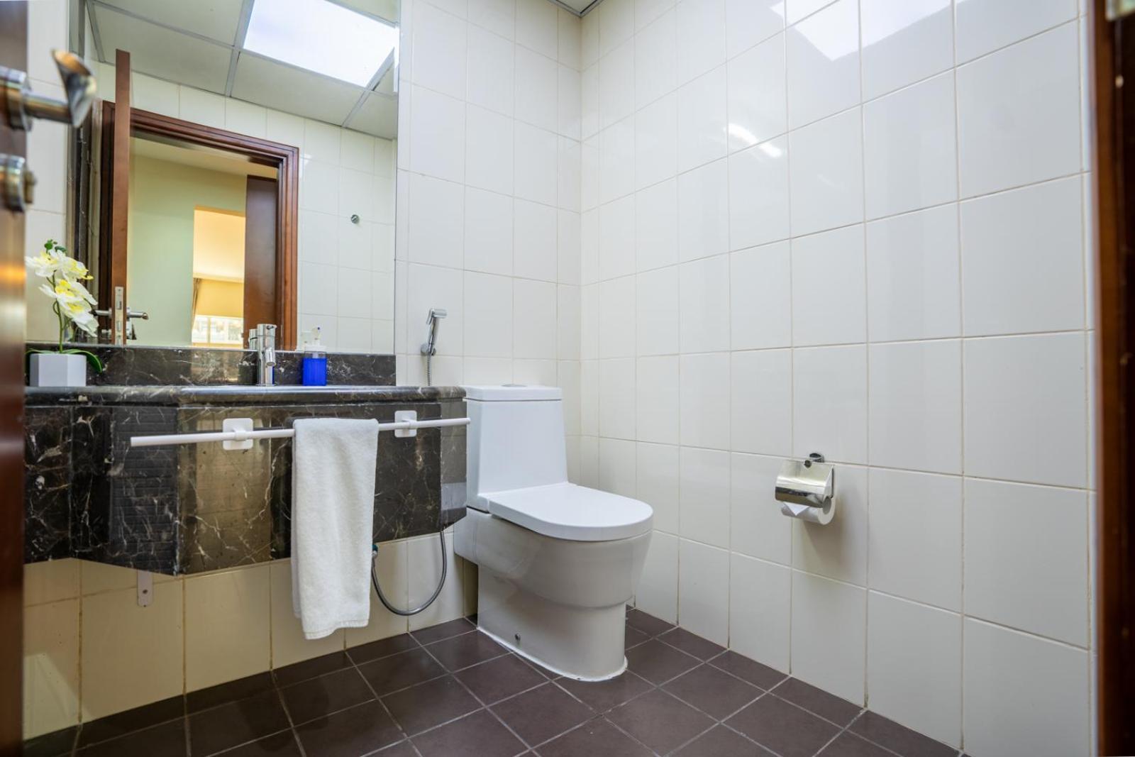 Rh- Prime Location, Spacious 2br, Walk To Mall Appartamento *