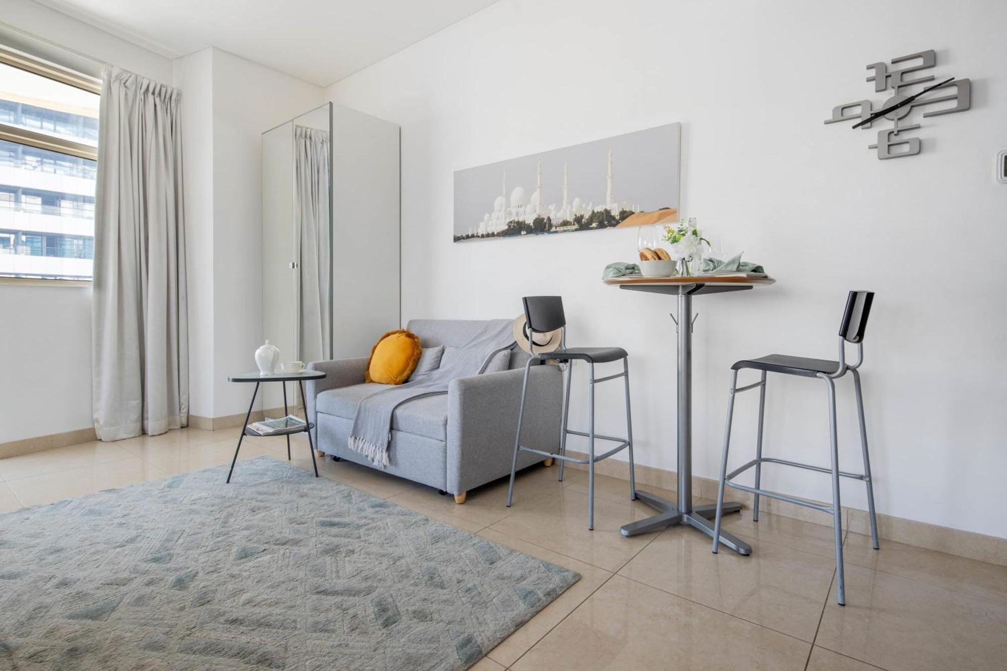 Frank Porter - Yach Bay Apartment