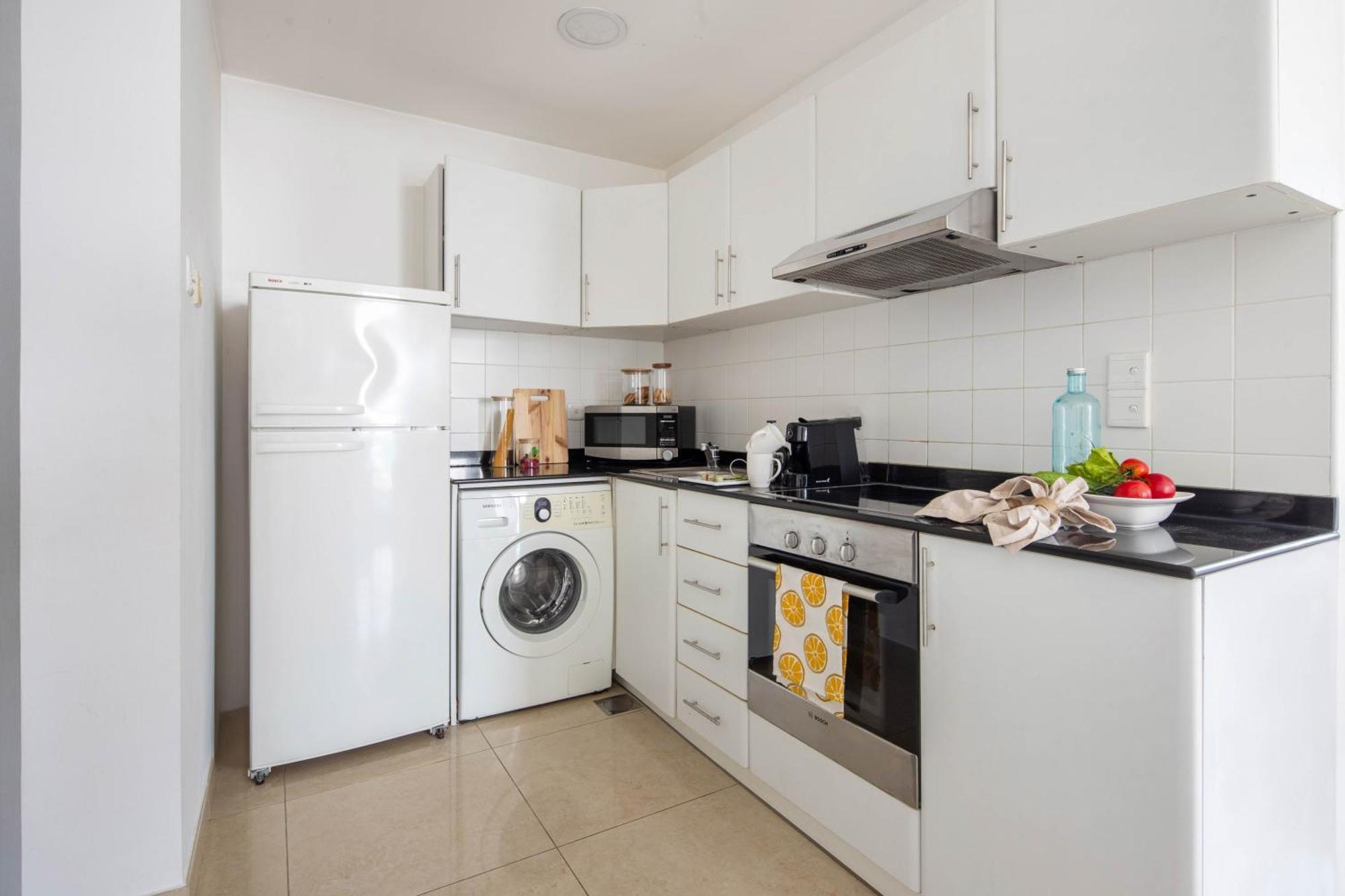 Frank Porter - Yach Bay Apartment Dubai