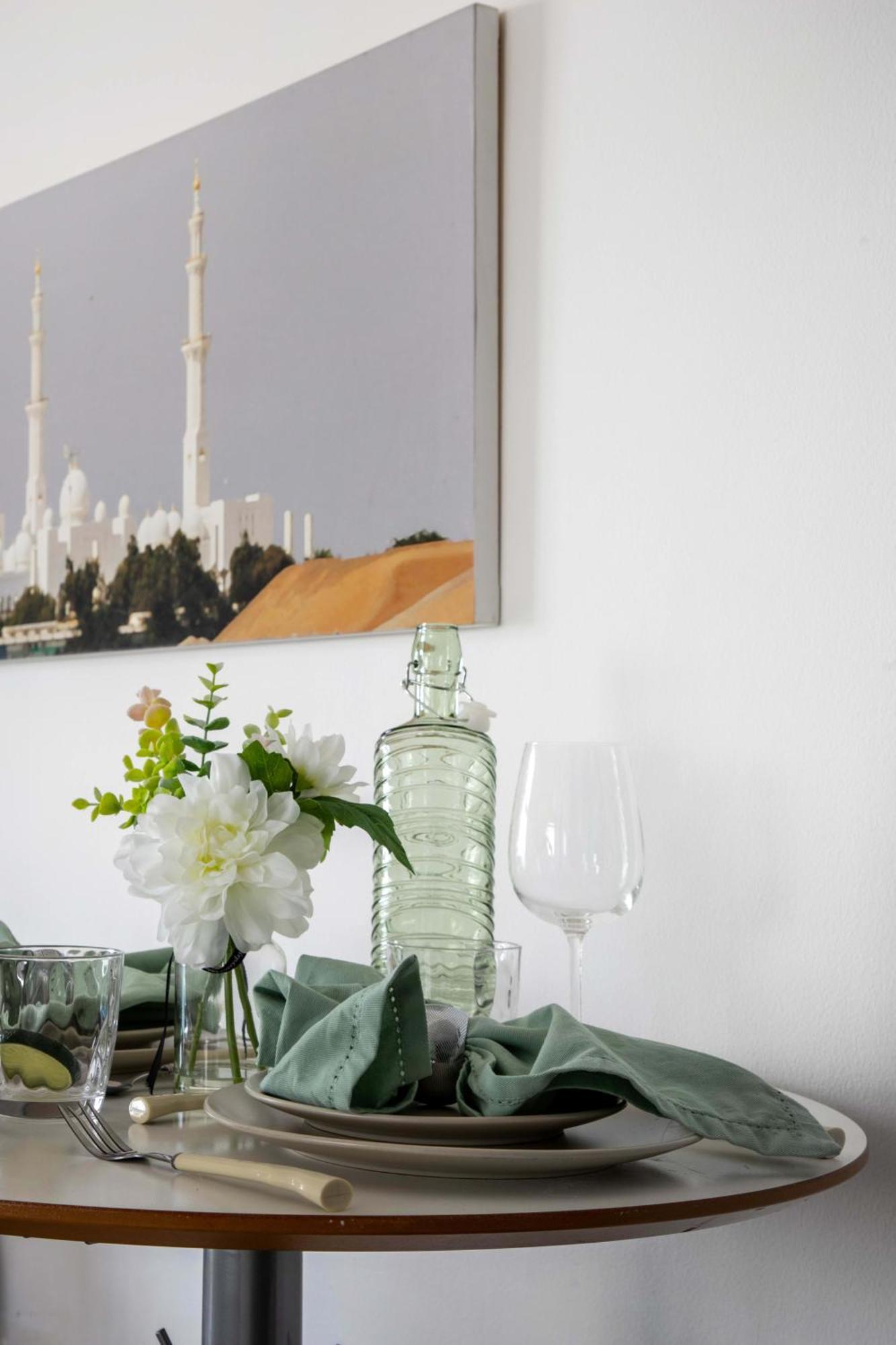 Frank Porter - Yach Bay Apartment Dubai