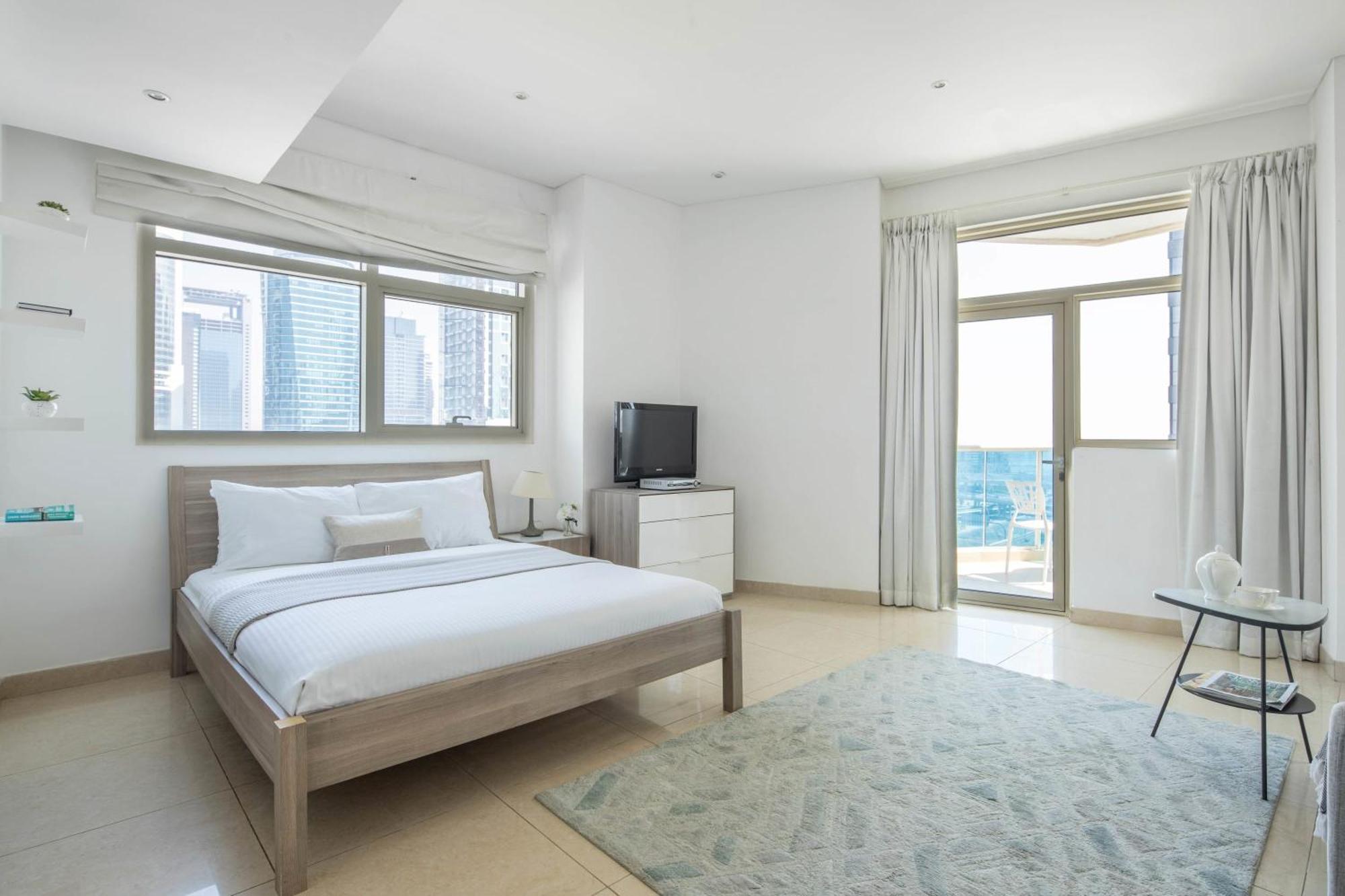 Frank Porter - Yach Bay Apartment Dubai