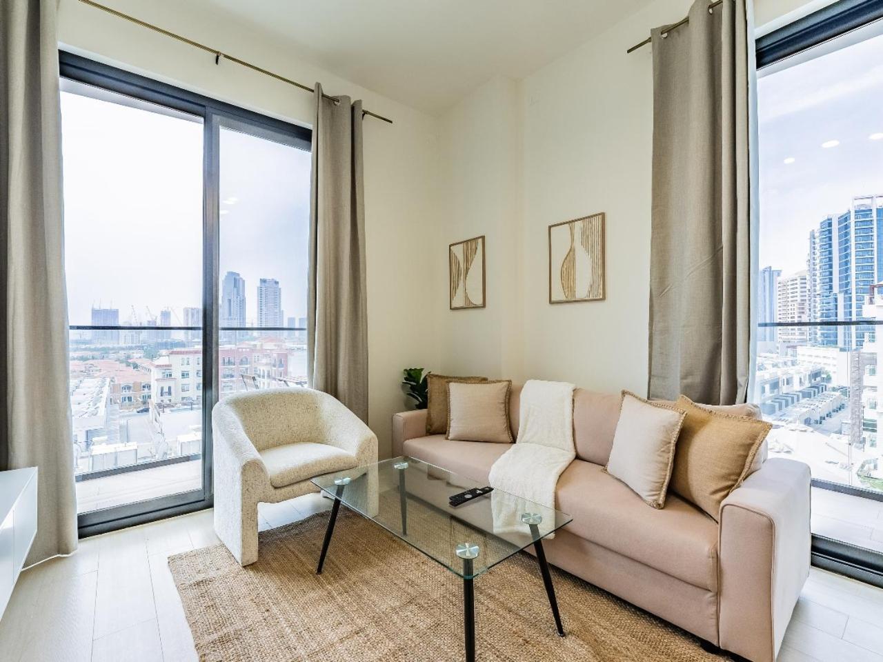 Stunning With Artful Interior And Urban Views Appartement Dubaï