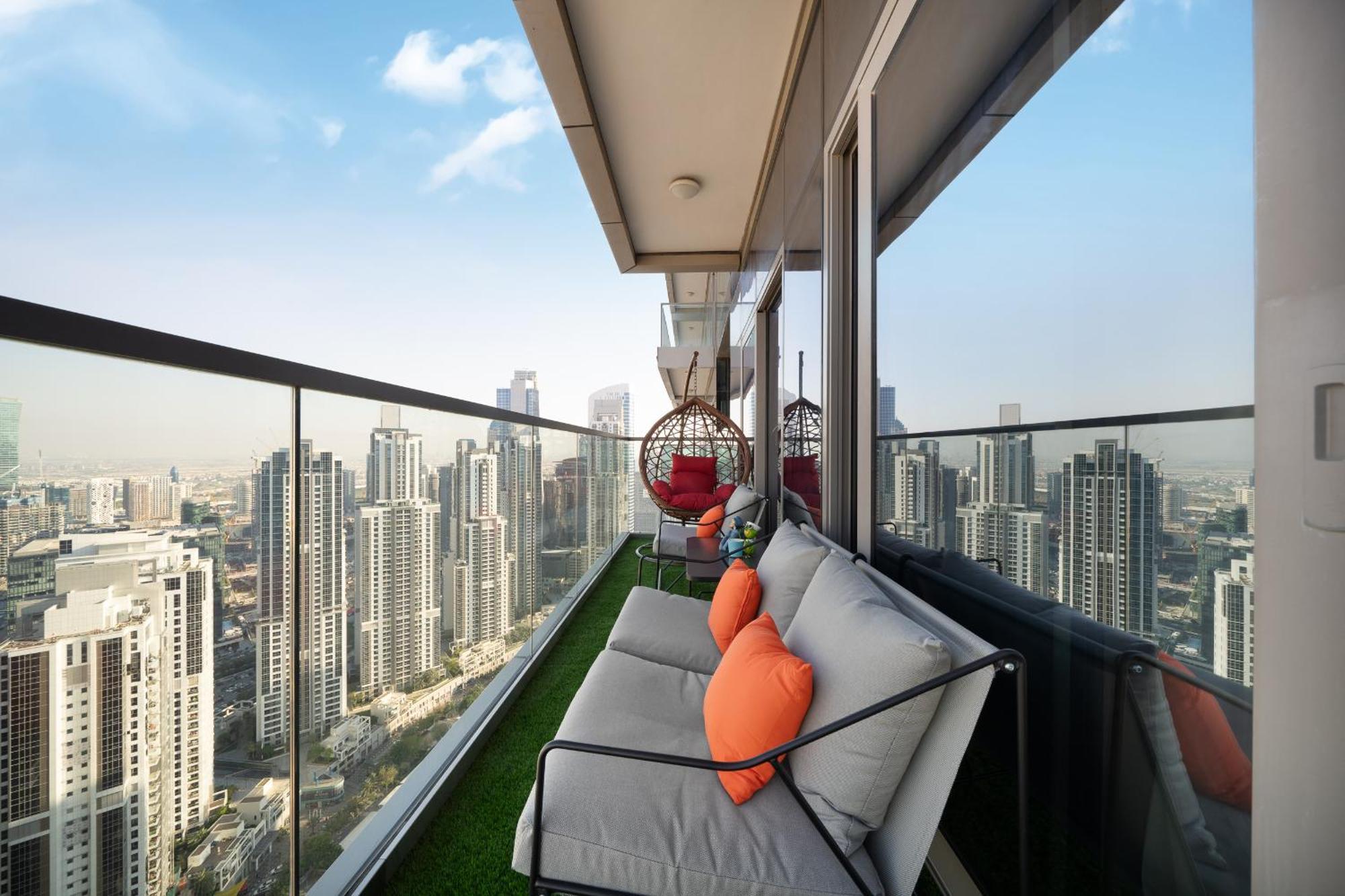Burj Khalifa View Balcony With 64th Floor Infinity Pool In Paramount Midtown