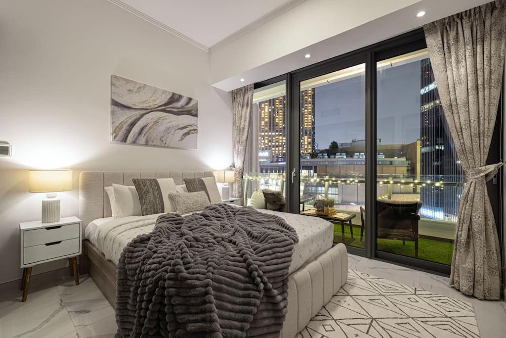 Luxe 2-bedroom In Heart Of Marina *
