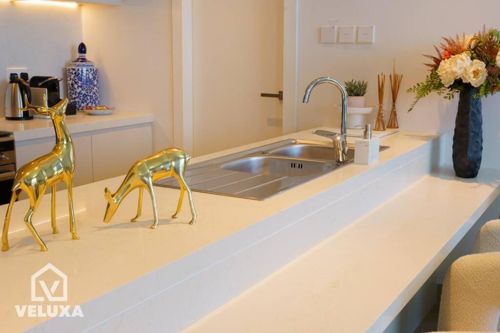 Veluxa - Stunning Sea View - Luxe 3 Bed In La Appartement