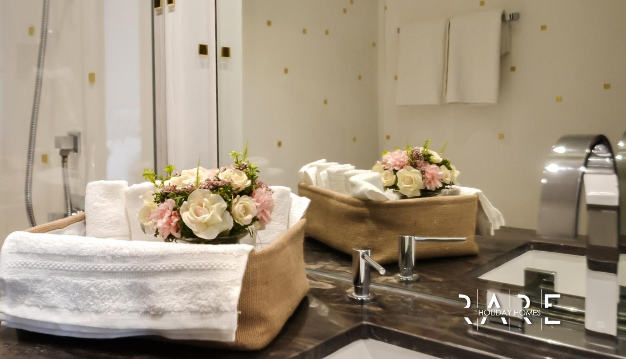 Apartment Rare Holiday Homes: Palm View Fendi In Damac Heights Dubai