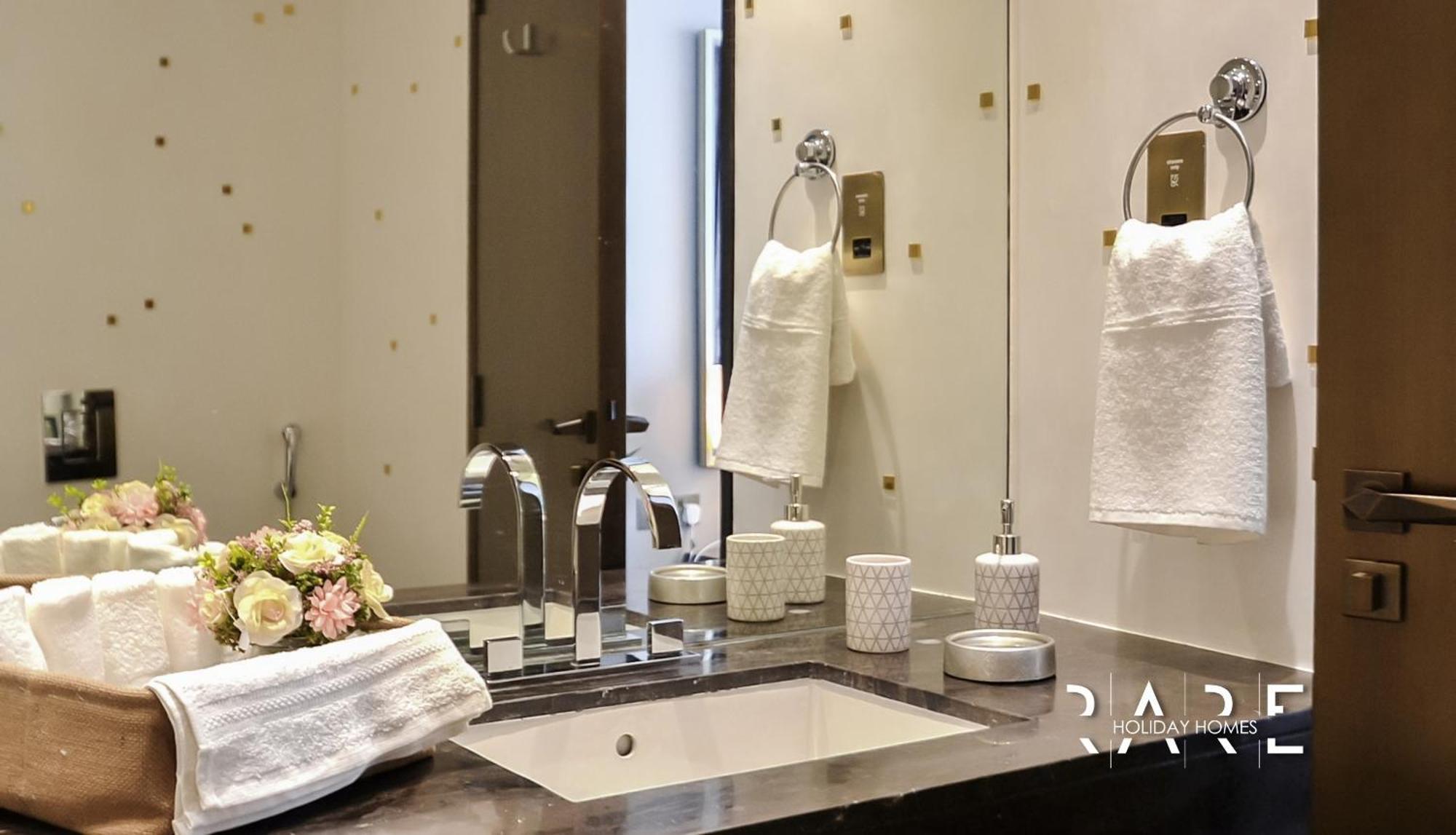 Apartment Rare Holiday Homes: Palm View Fendi In Damac Heights Dubai