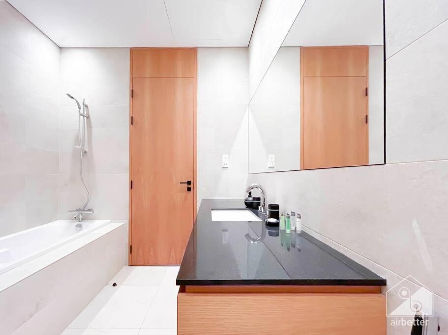 Luxury & Style At Res110 With Balcony & View Dubai