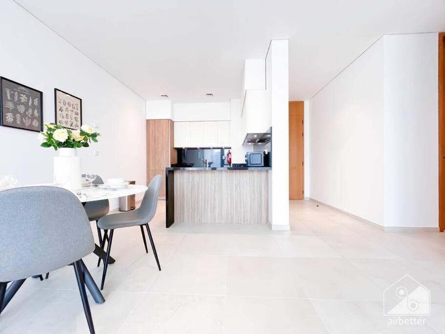 Apartemen Luxury & Style At Res110 With Balcony & View