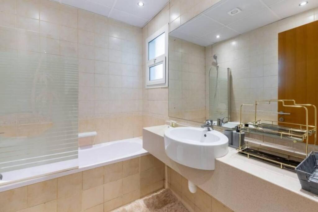 Appartement 1 Bed Modern In Axis 8 Dubaï