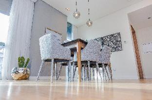 Fam Living - Walk - Urban Staycations Appartement *