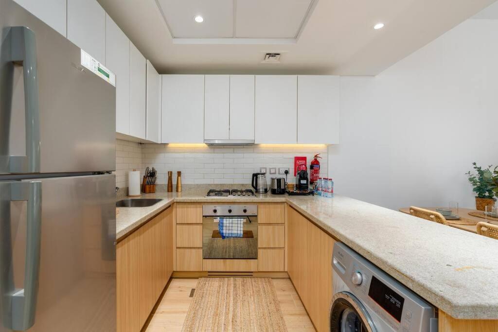 Large 2 Bedroom - Metro At 2 Min Appartement Dubaï