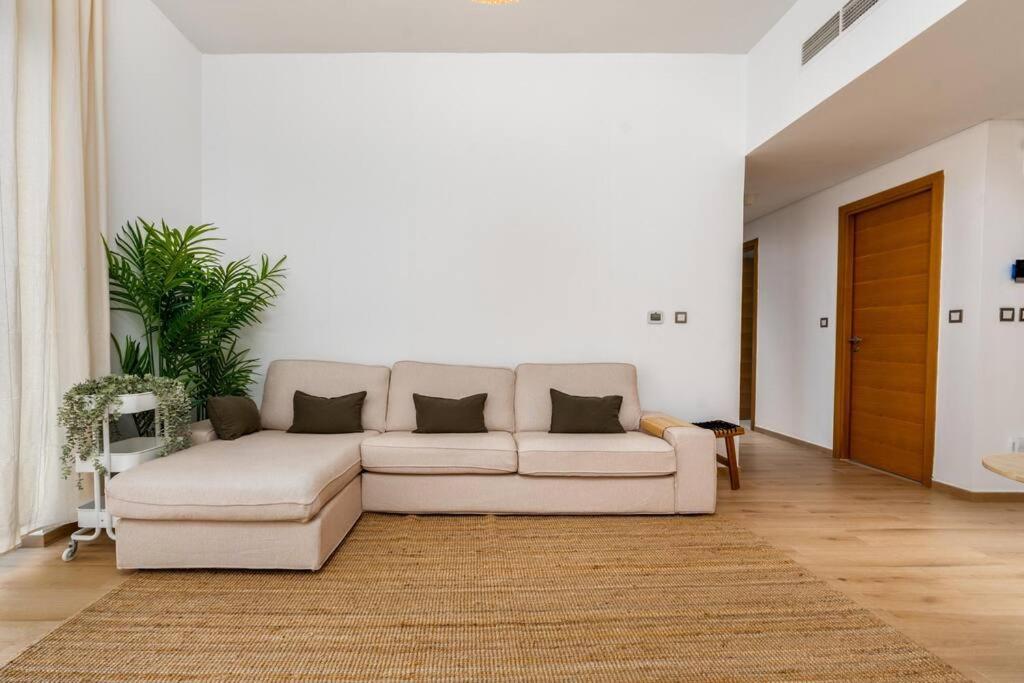 Large 2 Bedroom - Metro At 2 Min Dubaï