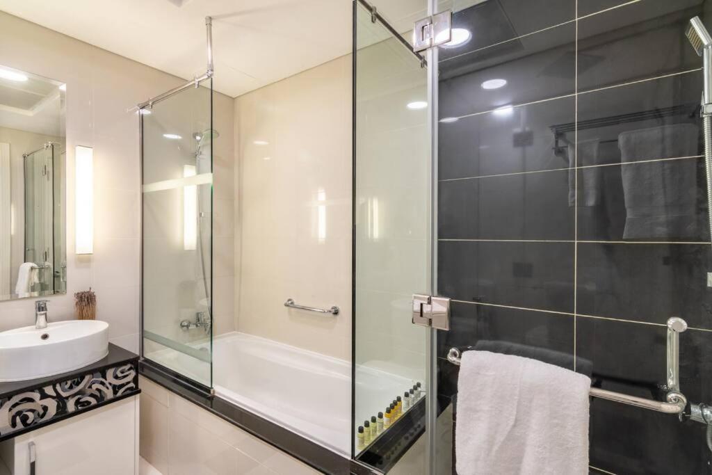 First Class 2br Modern Downtown Retreat *