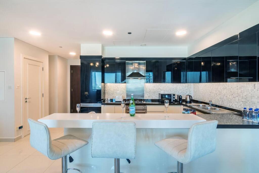 First Class 2br Modern Downtown Retreat *