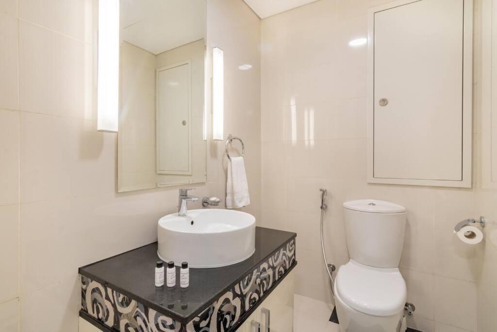 First Class 2br Modern Downtown Retreat *