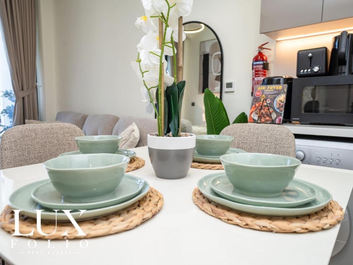 Apartamento Chic 1 Bed Meydan Escape With A Pool View Dubai