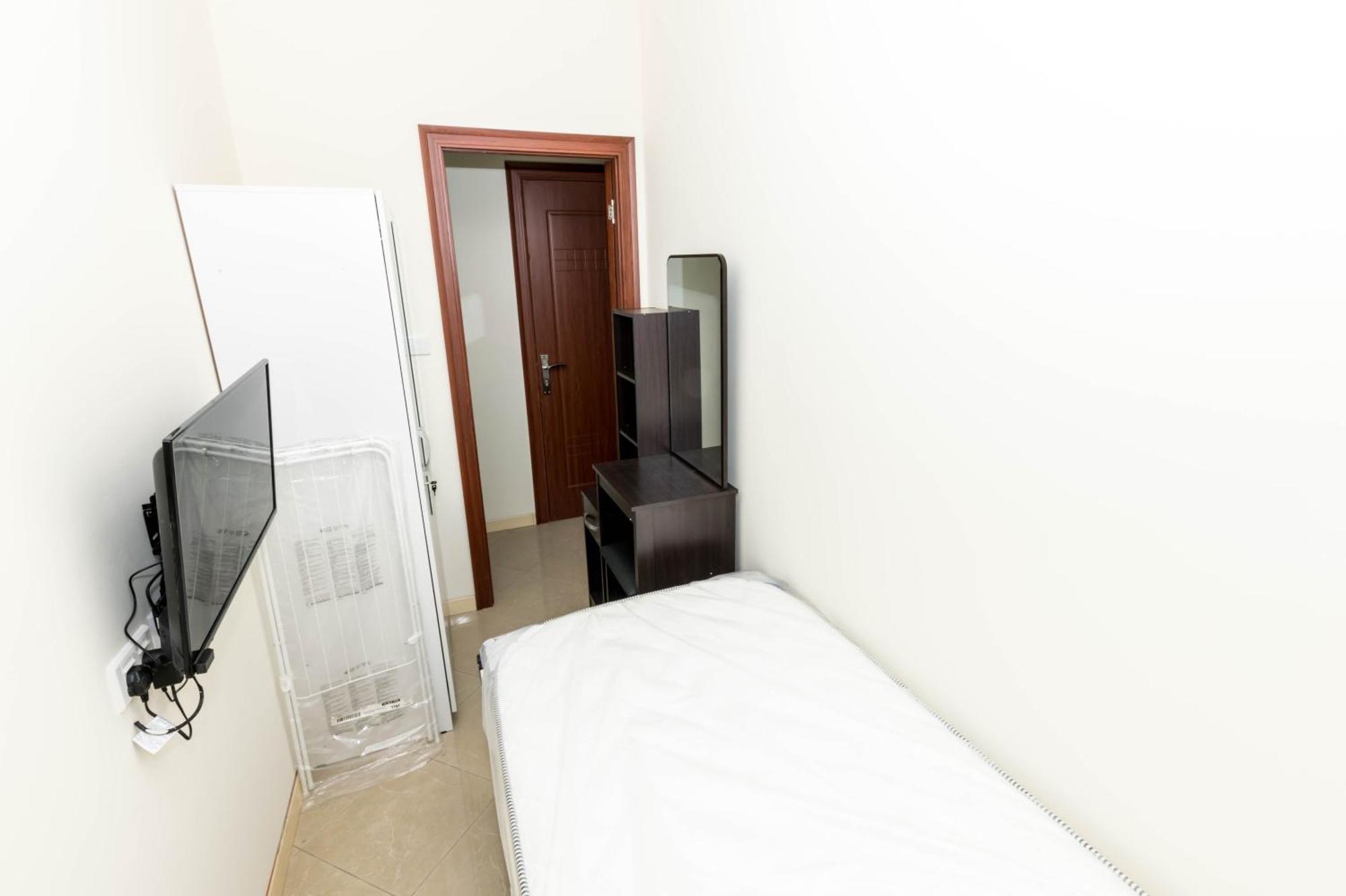 Rum i privatbostad Roomy Small And Partitions At Marina Dubai