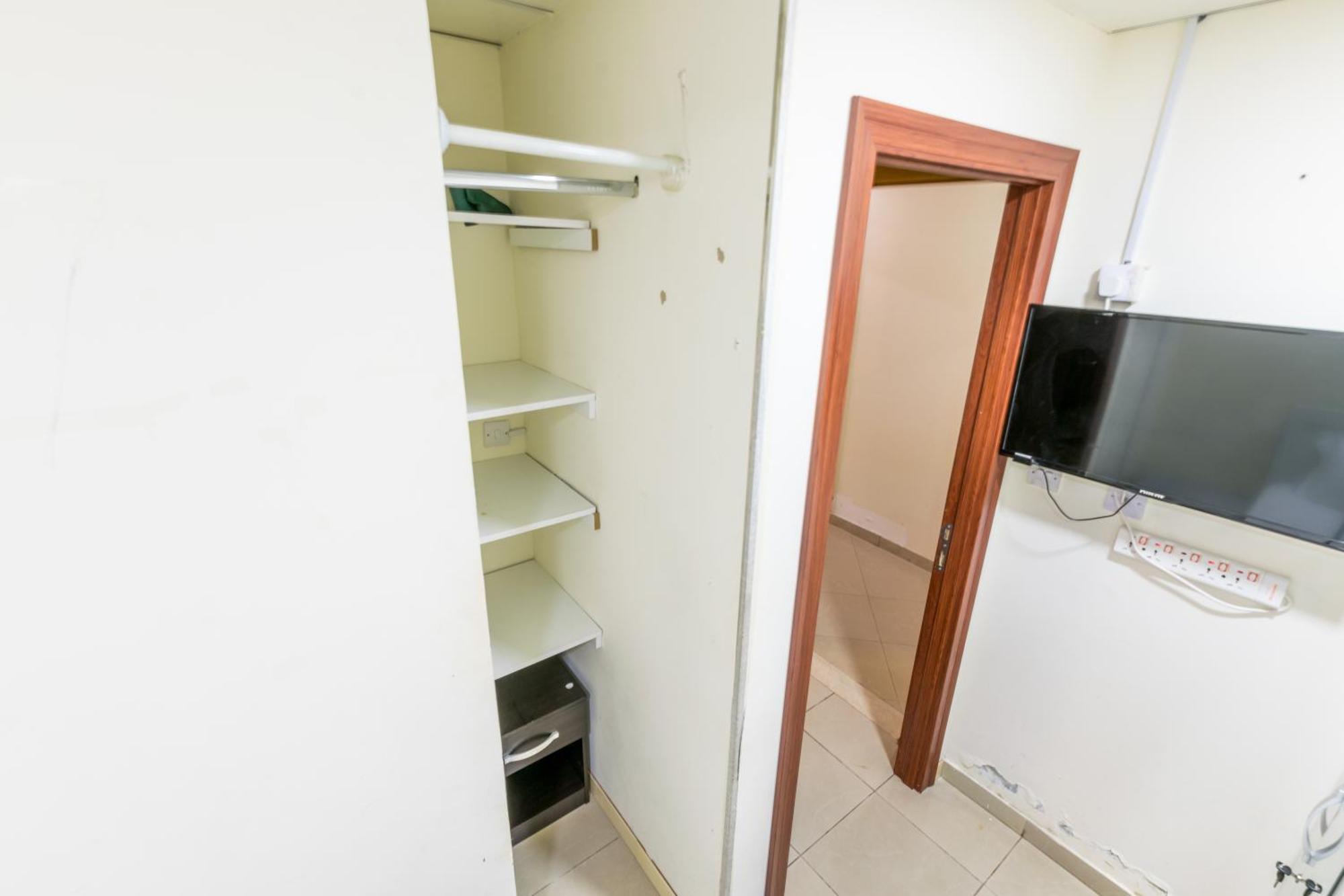 Roomy Small And Partitions At Marina Rum i privatbostad Dubai