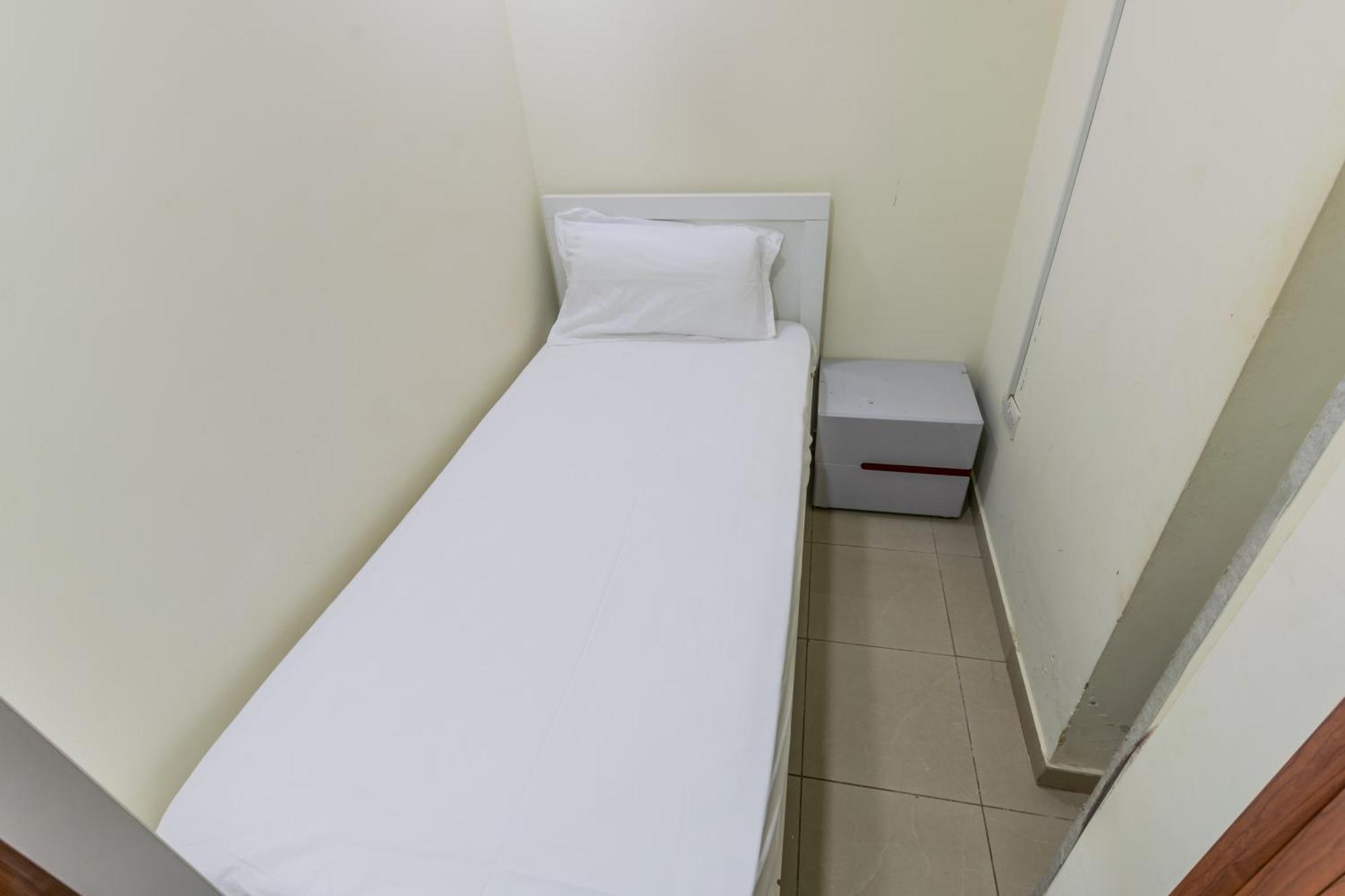 Rum i privatbostad Roomy Small And Partitions At Marina Dubai