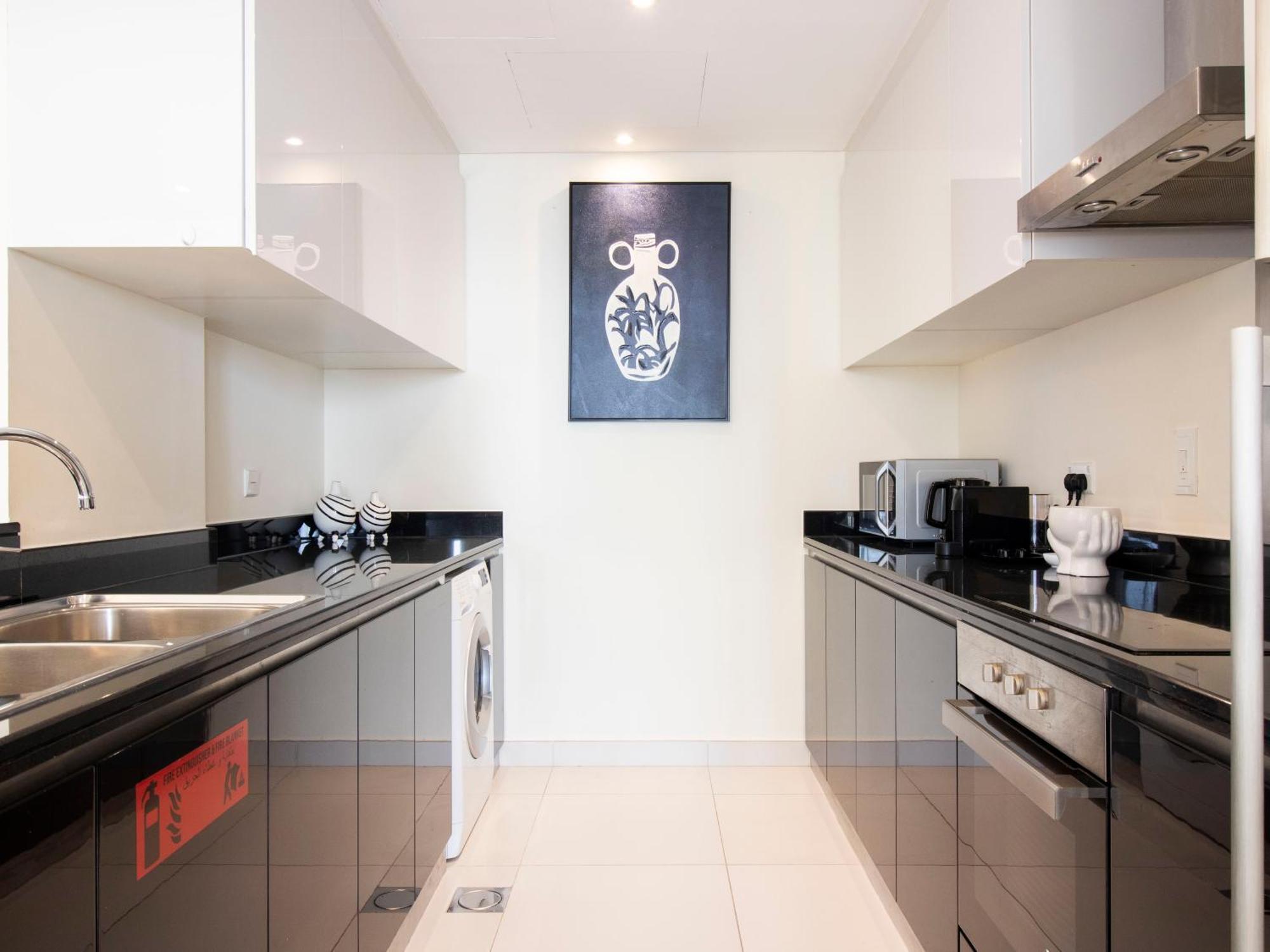 Urban Retreat: Sea View In Marina Apartemen Dubai