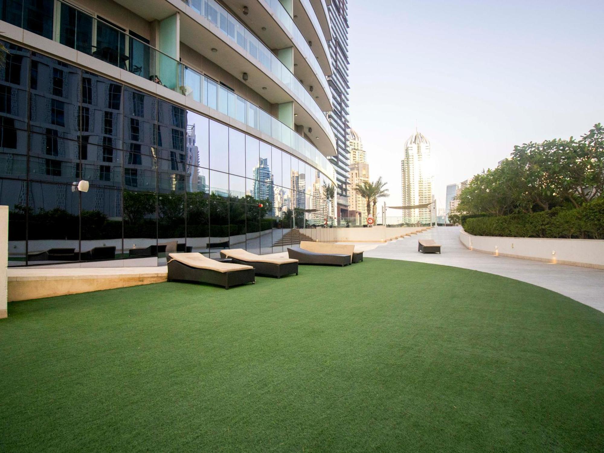 Urban Retreat: Sea View In Marina Lejlighed *