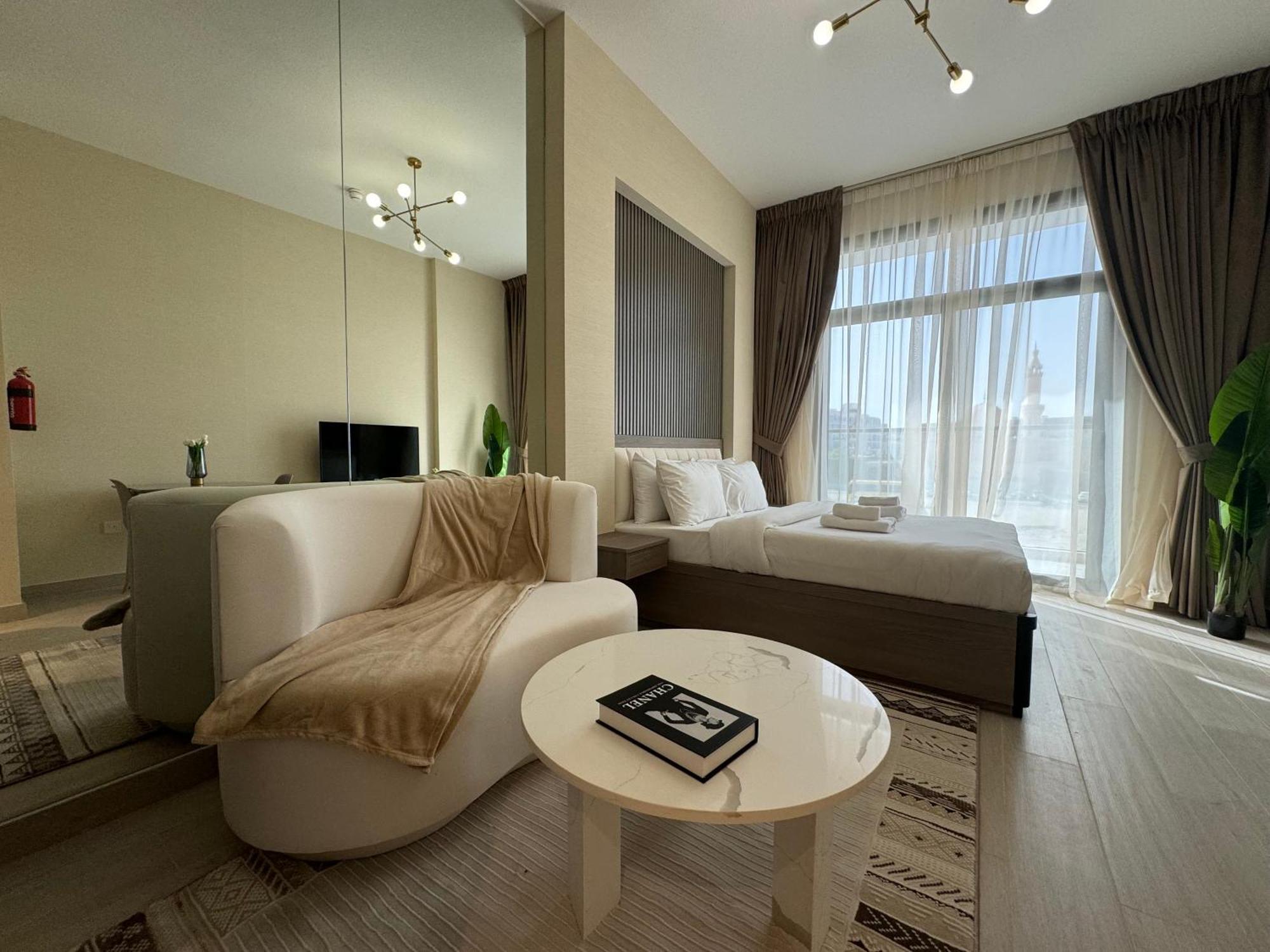 Ashri Hh, Standard In Dubai