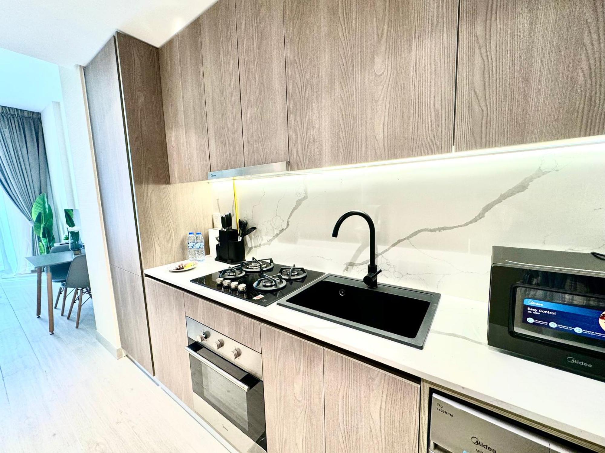 Ashri Hh, Standard In * Dubai
