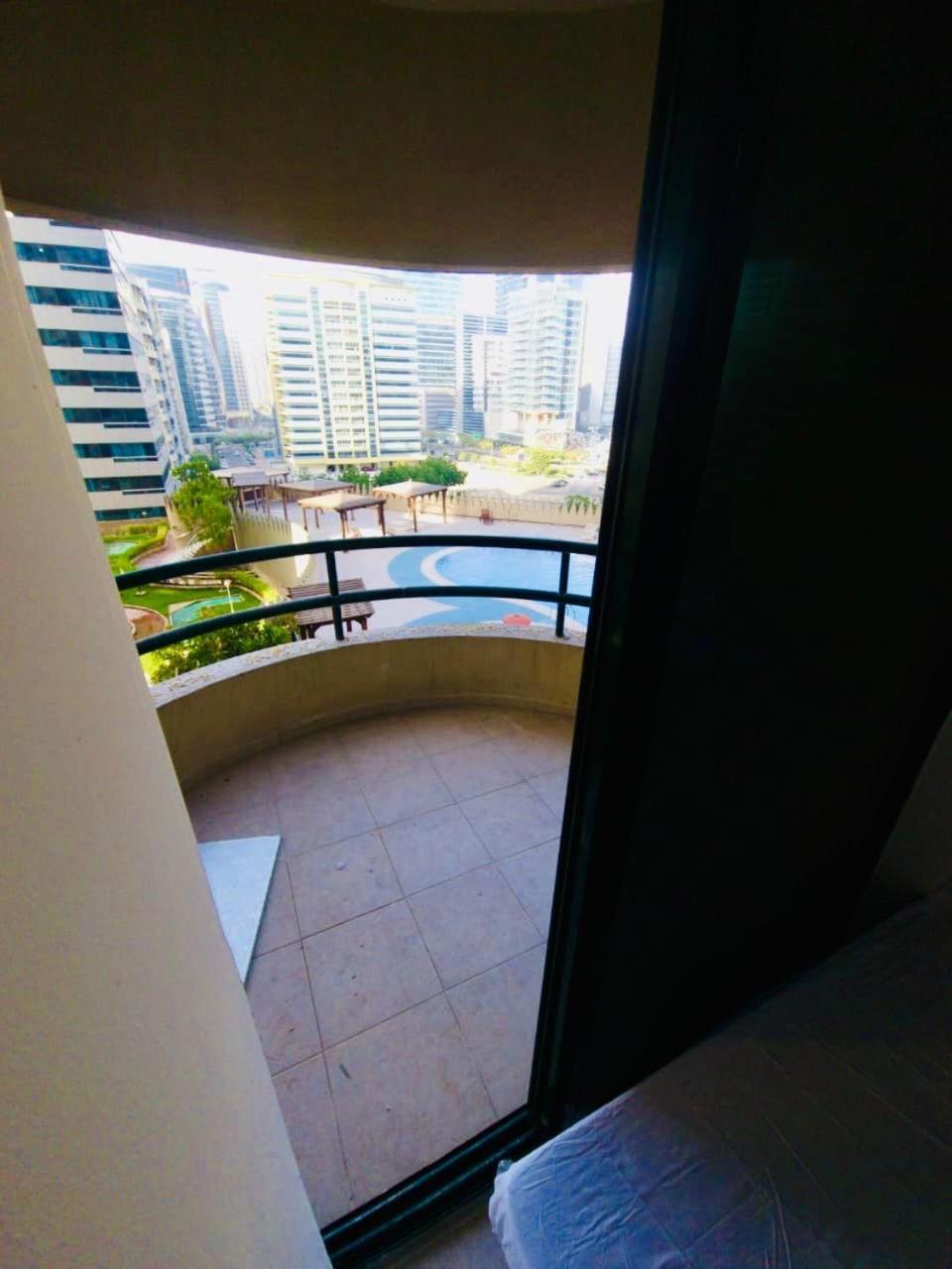Single Partition 2 Min From Metro Swiming Pool View Dubái