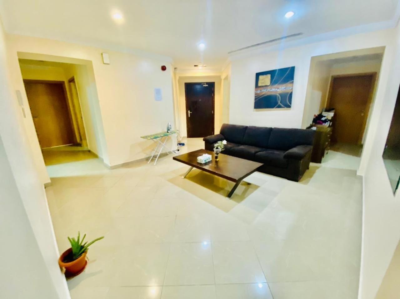 Lägenhet Spacious For Girls In Marina فتيات فقط Dubai