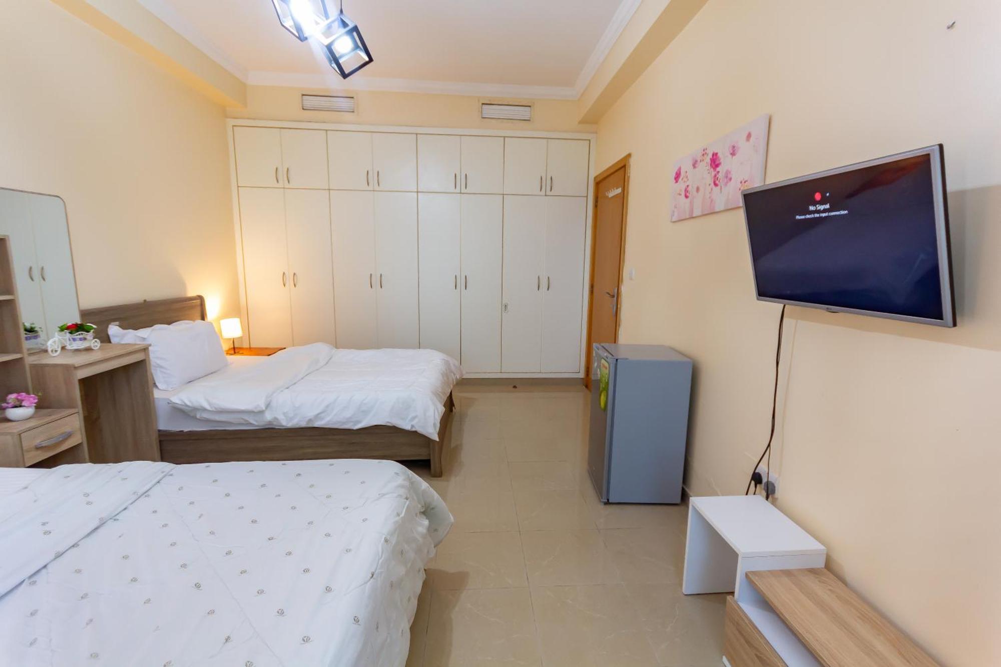 Lägenhet Spacious For Girls In Marina فتيات فقط Dubai