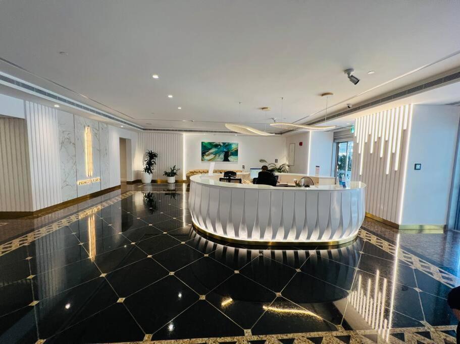 Sea View 1 Bedroom Flat, Luxury Amenities, Near & Club With Free Parking In Marina Appartement
