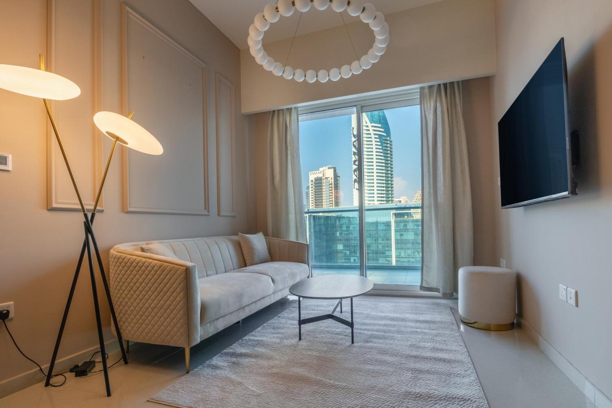 Stylish High Floor With Burj View Apartment *