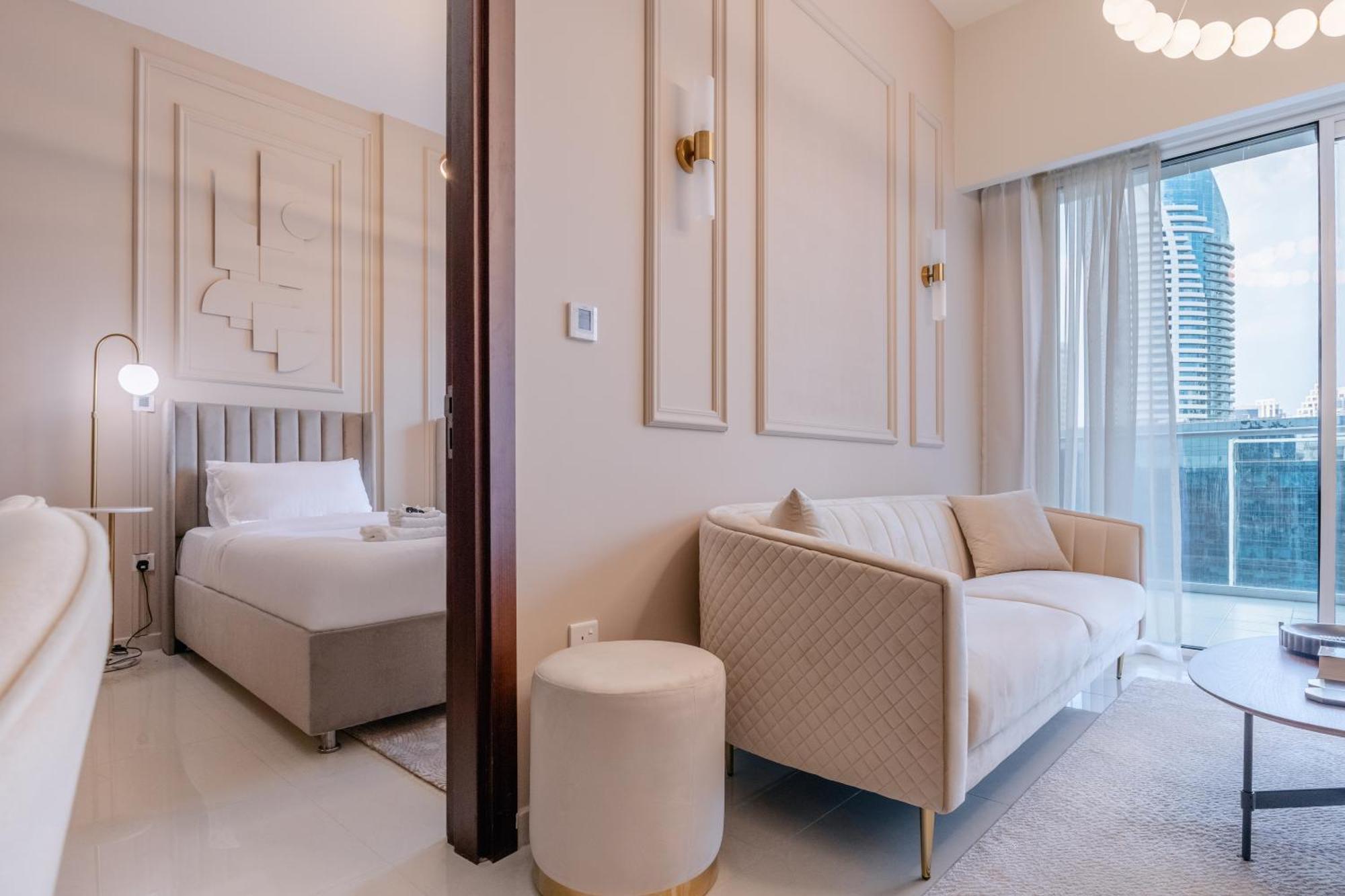 Stylish High Floor With Burj View Apartment *