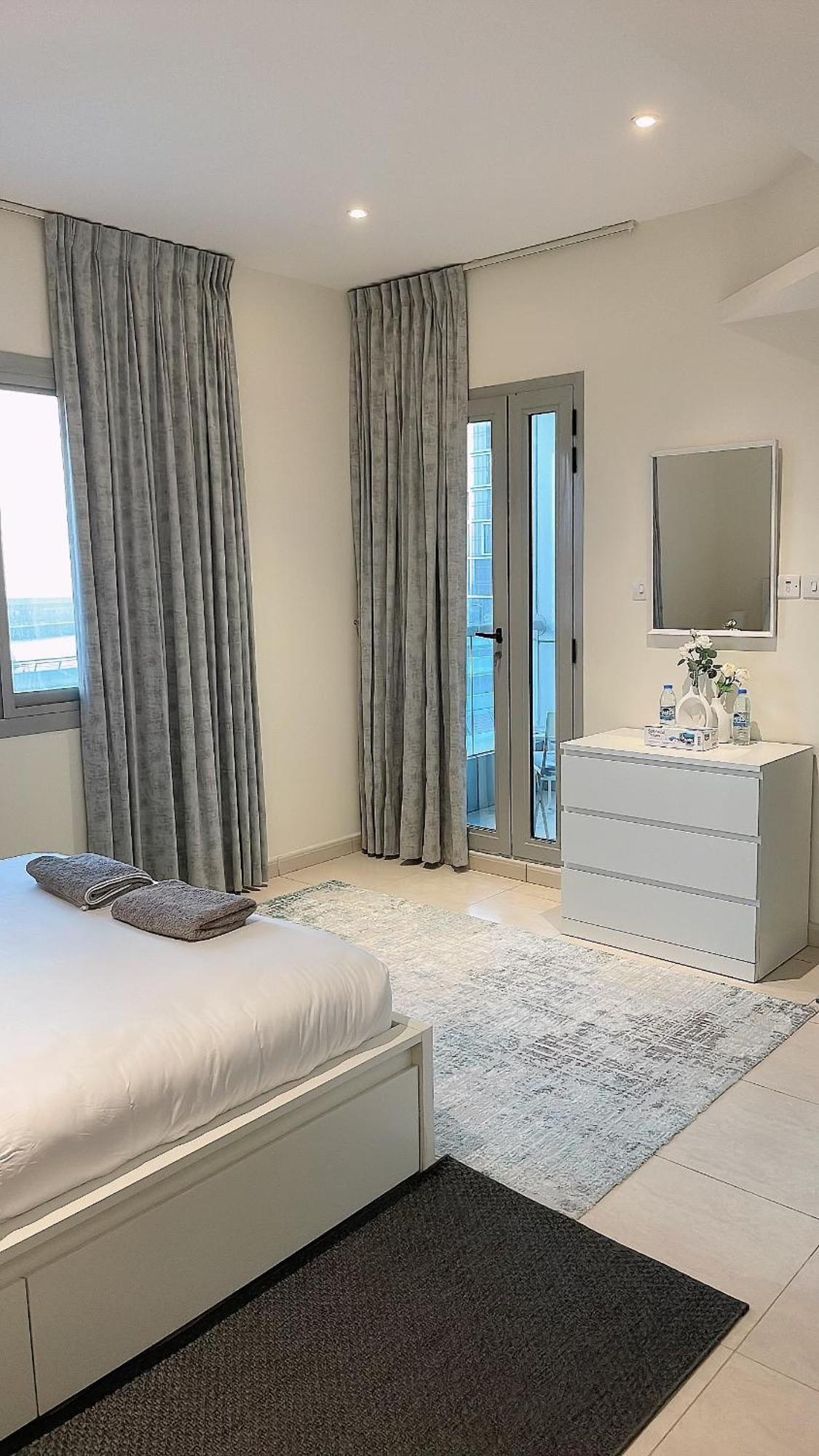 Bright & Cozy 1 Bedroom Canal View In Marina * Dubái