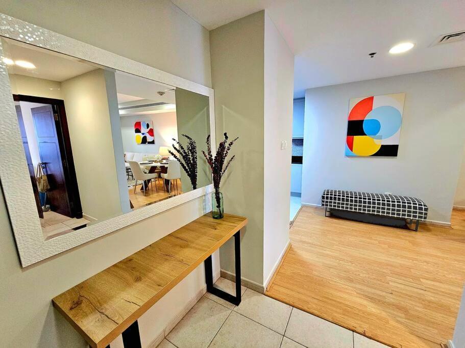 Bright Apt- Close To Barasti