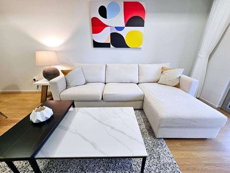 Bright Apt- Close To Barasti Apartment