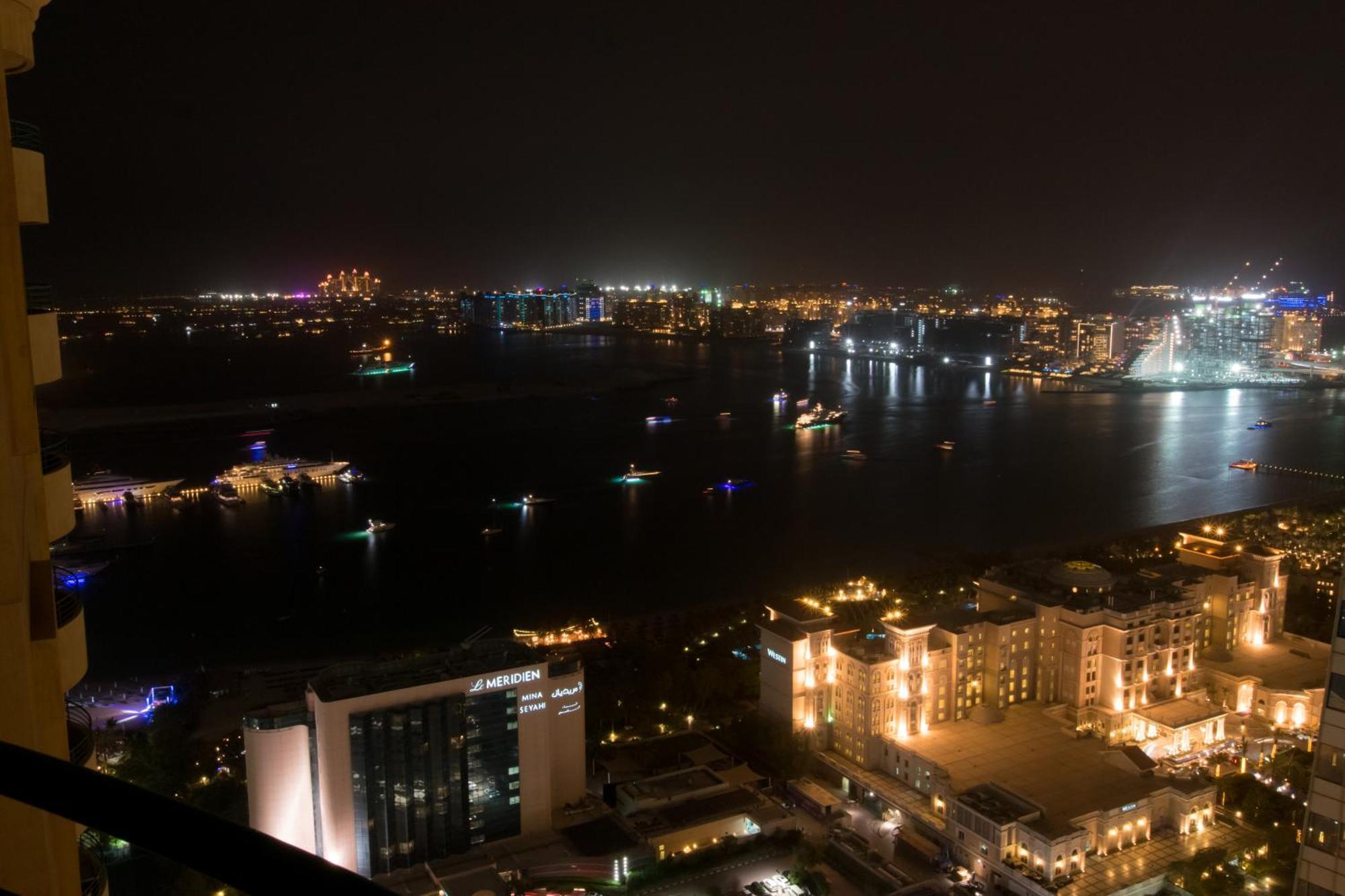 Lägenhet Spacious For Girls In Marina فتيات فقط Dubai