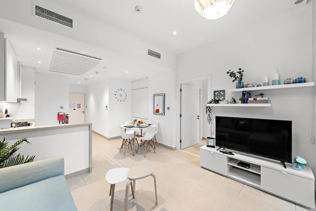 First Class 1br Modern Comforts With Pool View