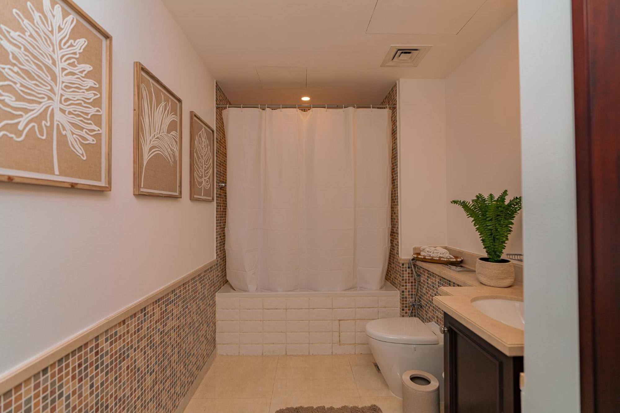 Apartment Ground Floor & Private Garden! Burj Khalifa View *