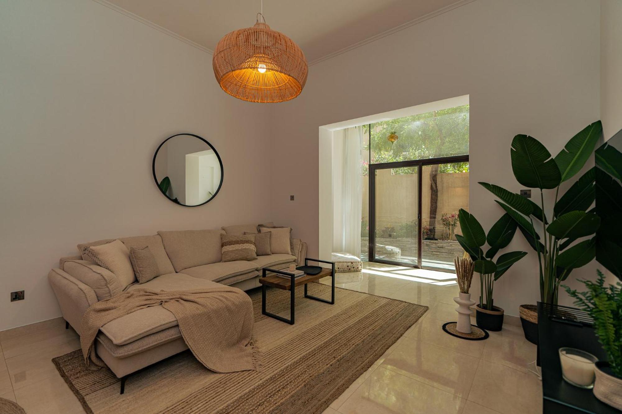 Ground Floor & Private Garden! Burj Khalifa View Apartment Dubai