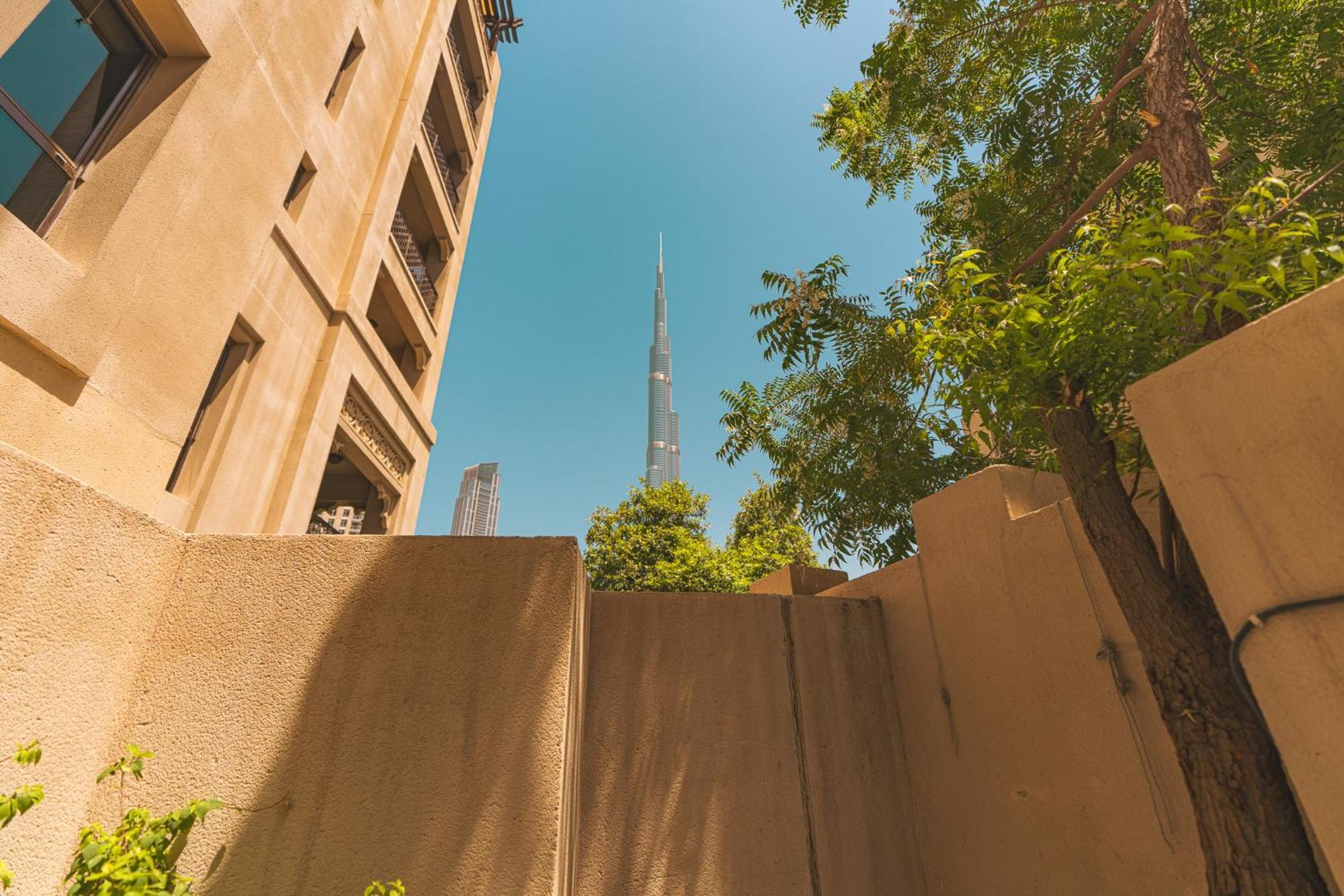 Ground Floor & Private Garden! Burj Khalifa View Apartment