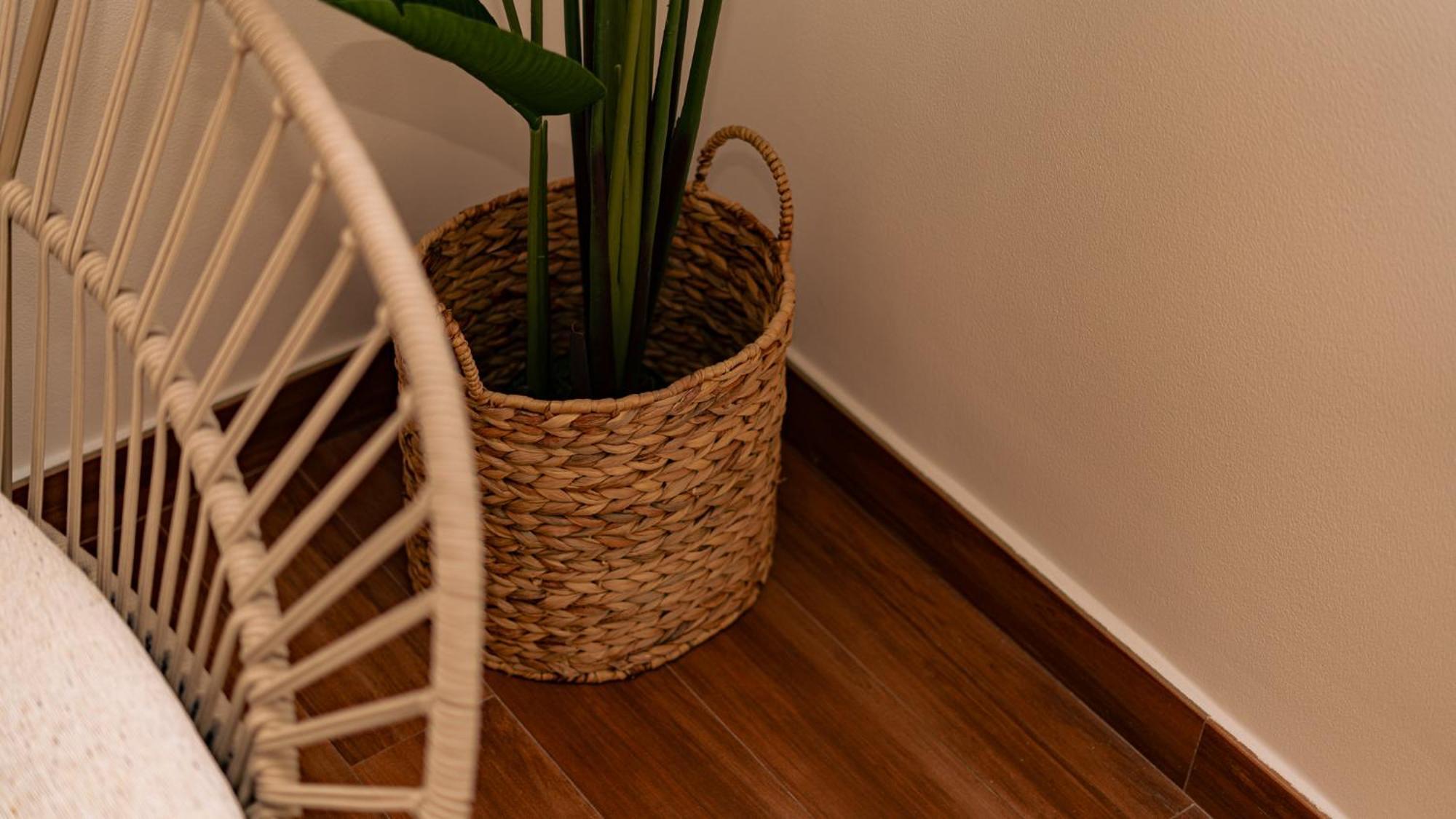 Ground Floor & Private Garden! Burj Khalifa View Apartment