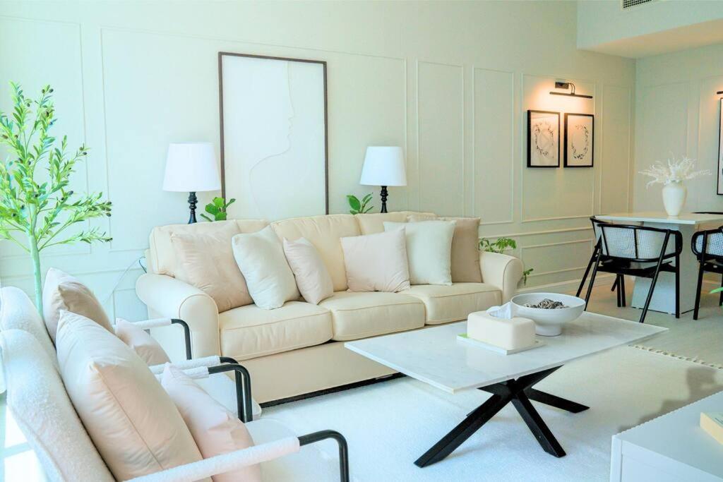 Spacious 1br, Pool, Gym, Near Dining & Shops Casa vacanze