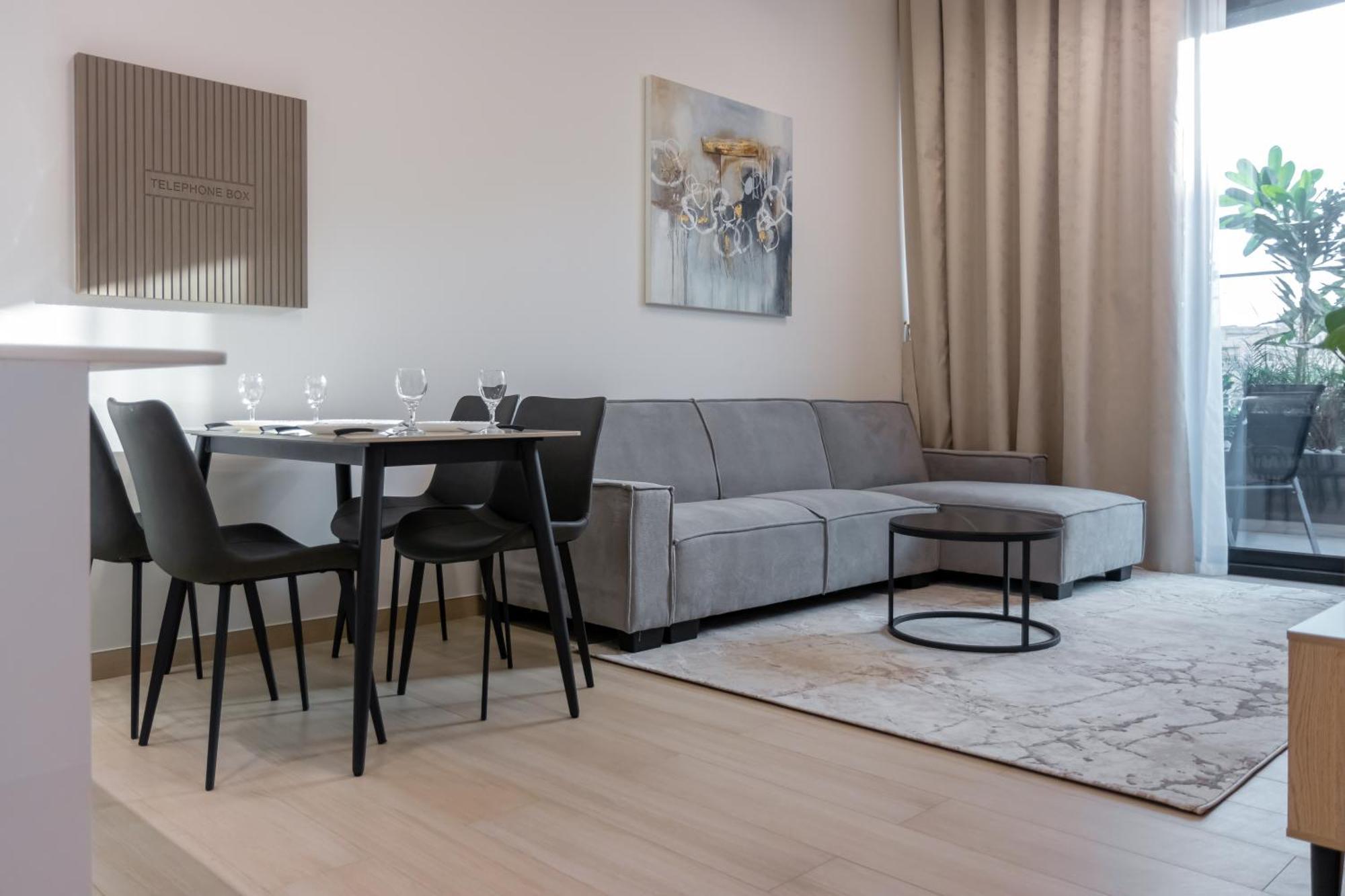 Smart Home, King Bed, Fully Equipped Kitchen, Free Parking, Highly Rated, 2 Minutes Walk From Starbucks, Big Balcony High Ceiling, Ground Floor, Pool, Gym, Around The Clock Guest Support *