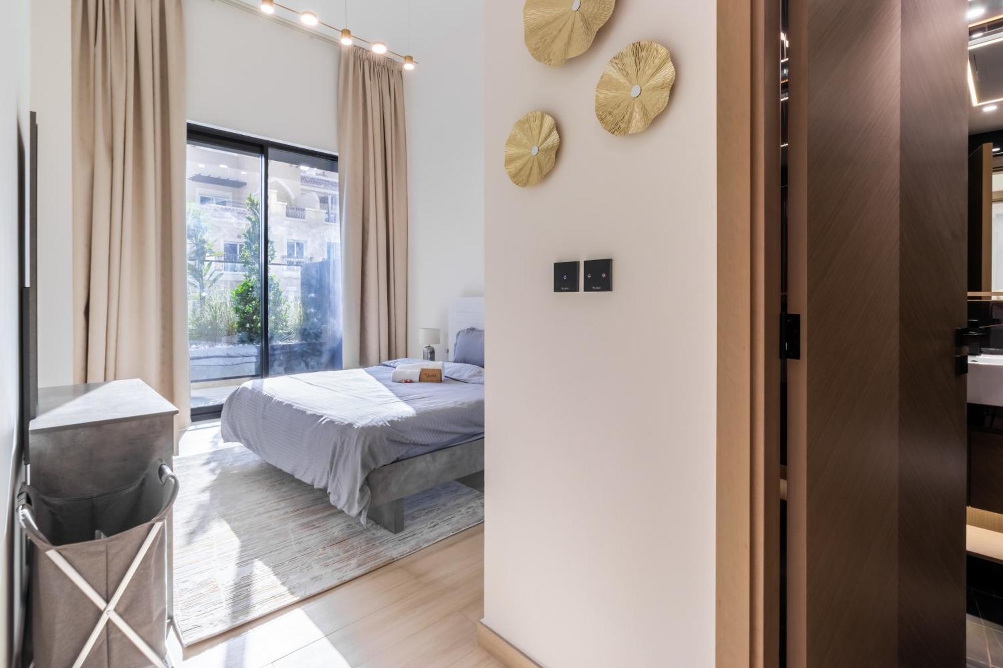 Smart Home, King Bed, Fully Equipped Kitchen, Free Parking, Highly Rated, 2 Minutes Walk From Starbucks, Big Balcony High Ceiling, Ground Floor, Pool, Gym, Around The Clock Guest Support Lejlighed *