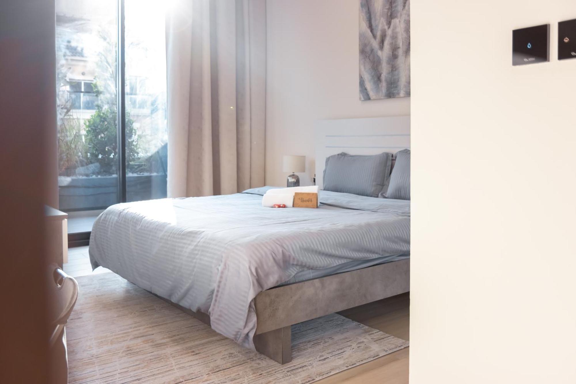 Lejlighed Smart Home, King Bed, Fully Equipped Kitchen, Free Parking, Highly Rated, 2 Minutes Walk From Starbucks, Big Balcony High Ceiling, Ground Floor, Pool, Gym, Around The Clock Guest Support